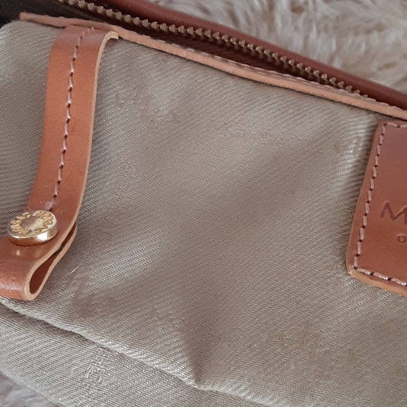 Classic Leather Shoulder Bag - Picture 9 of 9